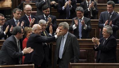 Posada recibe las felicitaciones de otros diputados tras su elección.