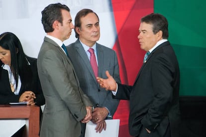 Alejandro Ramírez (CMN) y Juan Pablo Castañón (CCE) conversan, el martes, con el jefe del Sindicato Nacional de Trabajadores de la Educación, Juan Díaz de la Torre.