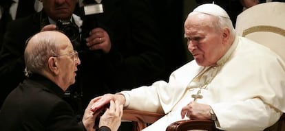 El papa Juan Pablo II en una audiencia en el Vaticano a Marcial Maciel en 2004.