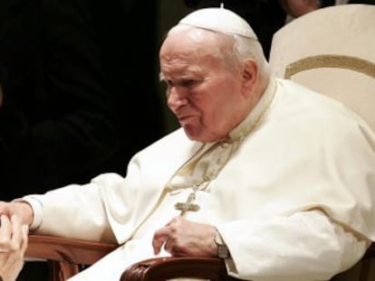 El papa Juan Pablo II en una audiencia en el Vaticano a Marcial Maciel en 2004.