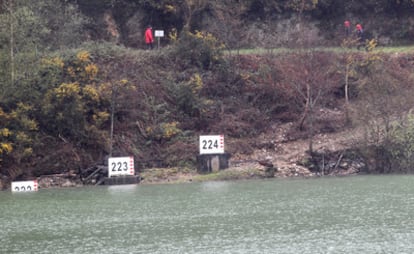 Miembros de la Ertzaintza merodean por la zona del pantano donde fue hallado el cadáver de Amaia Azkue.