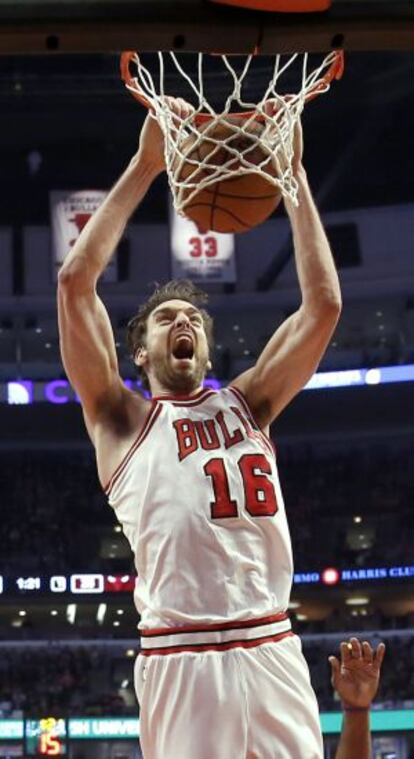 Pau Gasol machacnado el aro.