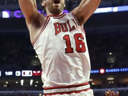 Pau Gasol machacnado el aro.