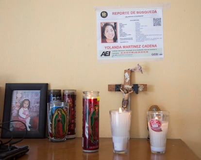 Altar con veladoras, el cartel de búsqueda de Yolanda Martínez y la foto de su nieta Fernanda, en casa de Gerardo Martínez.
