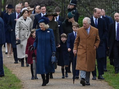 Los reyes Carlos III y Camila, junto a los príncipes de Gales, Guillermo y Kate, en el servicio de Navidad celebrado el 25 de diciembre de 2022 en Sandringham (Reino Unido). 