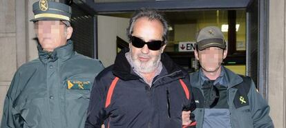 El intermediario en los ERE Juan Lanzas, camino de prisión tras declarar en los juzgados.
