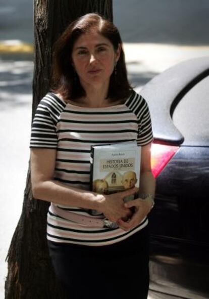 Aurtora Bosch, en la presentación de unos de sus libros en 2005.