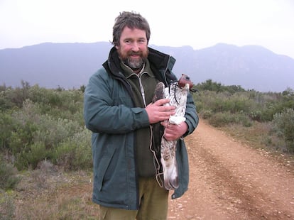 Díaz, con un águila de Bonelli que más tarde desapareció probablemente por el disparo de un furtivo, en una imagen propia de archivo.