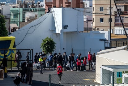 El campamento de Canarias 50 puede llegar a alojar a 1.400 inmigrantes y está situado en La Isleta, un barrio humilde, donde este sábado ya se ha convocado una manifestación contra los inmigrantes. En la imagen, jóvenes migrantes recién llegados al cuartel.
