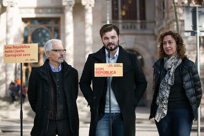 El candidato de ERC a las elecciones generales, Gabriel Rufián (c), y al Senado, Santiago Vidal (i), han explicado sus propuestas para la reforma de la administración de Justicia de la república catalana, ante el Palacio de Justicia de Barcelona. Junto a la número dos de la candidatura republicana, Ester Capella.