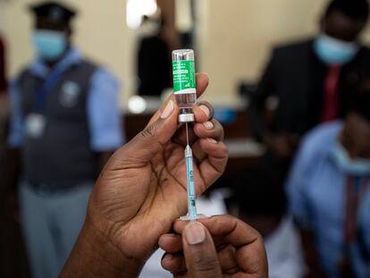 Una enfermera prepara una dosis de AstraZeneca en Kenyatta National Hospital de Nairobi el pasado 5 de marzo.