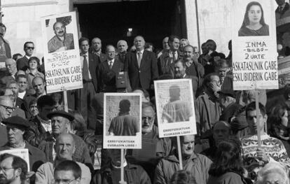 Concentración en 1999 ante el Ayuntamiento de Bilbao de toda la corporación municipal. En primer plano los carteles de presos de ETA.