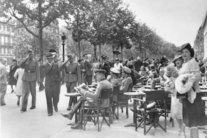 Oficiales alemanes en París durante ocupación, en 1940.