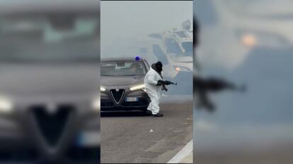 Asalto de película en el sur de Italia a un furgón blindado en una carretera llena de coches