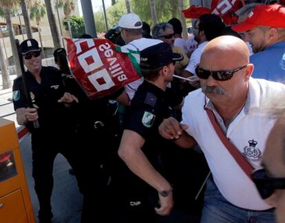 Medio centenar de trabajadores ocupa Torretriana, sede de la Junta de Andalucía.