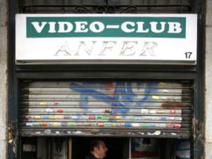 El dueño del videoclub Arfen abre su local.