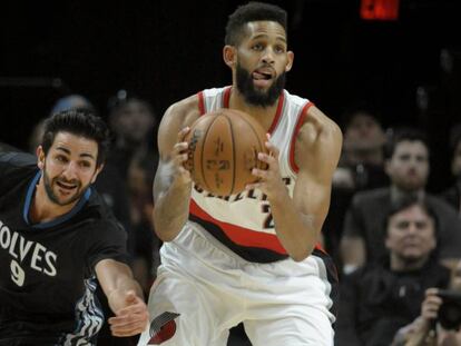 Ricky Rubio intenta robarle el bal&oacute;n a Allen Crabbe. 