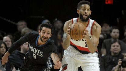 Ricky Rubio intenta robarle el bal&oacute;n a Allen Crabbe. 