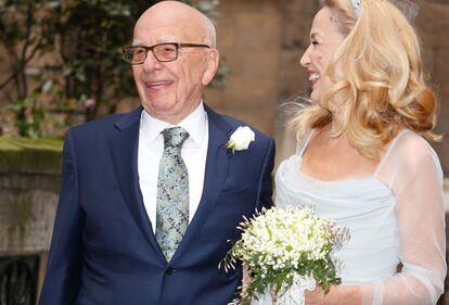 Jerry Hall y Rupert Murdoch tras la ceremonia religiosa.