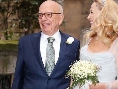 Jerry Hall y Rupert Murdoch tras la ceremonia religiosa.