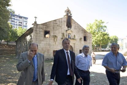 El conselleiro de Cultura, Roberto Varela (segundo por la izquierda), ayer en Ourense.