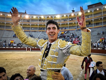 El novillero Diego García, a hombros, instantes antes de salir por la puerta grande de Las Ventas.