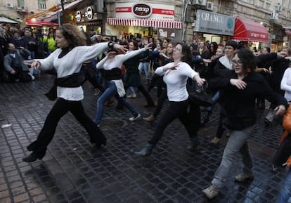 Mujeres israel&iacute;es bailan en la calle como protesta.