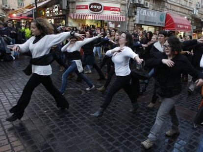 Mujeres israel&iacute;es bailan en la calle como protesta.