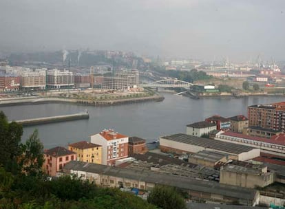 Una vista de la ría del Nervión entre Barakaldo y Erandio (en primer término). El saneamiento de la Ría es uno de los proyectos financiados por la UE.