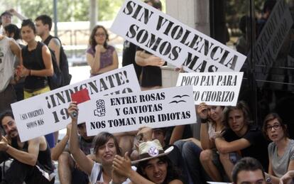 Un grupo de indignados protesta ante las Cortes Valencianas.