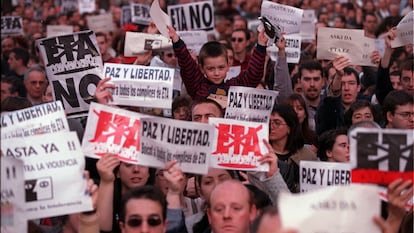 Manifestación el 26 de febrero del 2000 en repulsa por el asesinato del líder del PSE-PSOE Fernando Buesa por ETA.