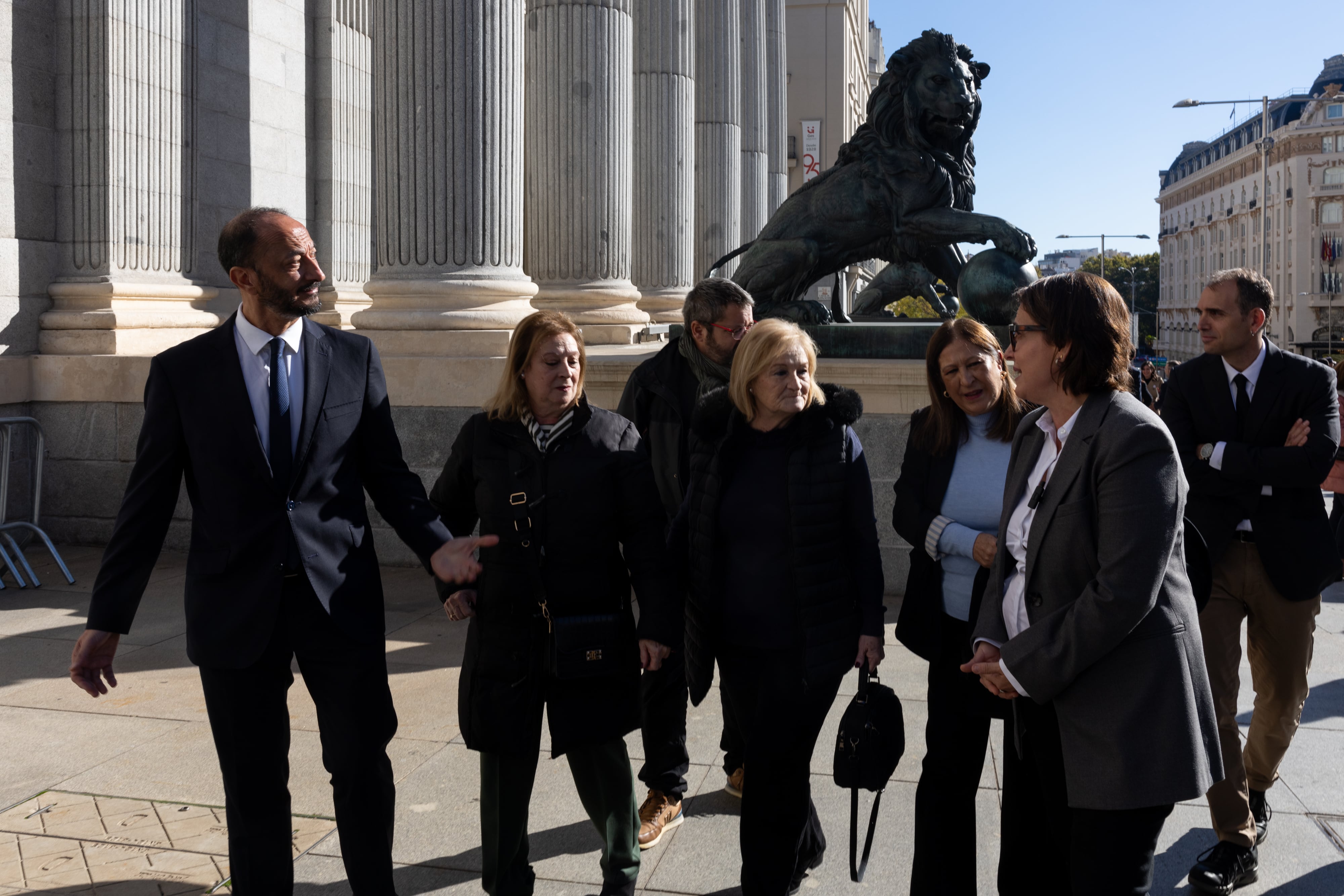Las hermanas Caparrós llegan al Congreso para poder examinar los documentos de la Comisión de Investigación sobre el asesinato de su hermano.
