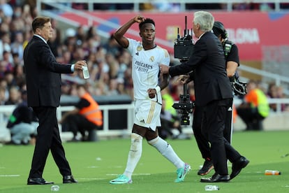 Vinicius abandona el terreno del juego del Clásico jugado en Montjuïc en octubre de 2023.