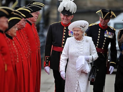 La reina Isabel forma parte de un grandioso desfile en Londres de mil embarcaciones por el río Támesis