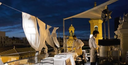 Terraza del restaurante María Trifulca, en el barroi sevillano de Triana, con las torres de la capilla del Carmen al fondo.