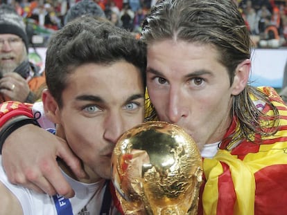 Los sevillanos Sergio Ramos y Jesus Navas con la copa de campeones del mundo