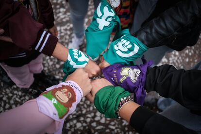 Han pasado 15 años desde la legalización del aborto en la Ciudad de México y, aun así, muchas mujeres no saben que se puede acceder al procedimiento de manera gratuita o que el aborto casero con medicamentos es seguro. Por ello, el trabajo de los colectivos es tan importante. En los últimos años, las mujeres en México han salido a las calles con pañuelos verdes y morados característicos de la lucha feminista y la lucha por el aborto en América Latina.