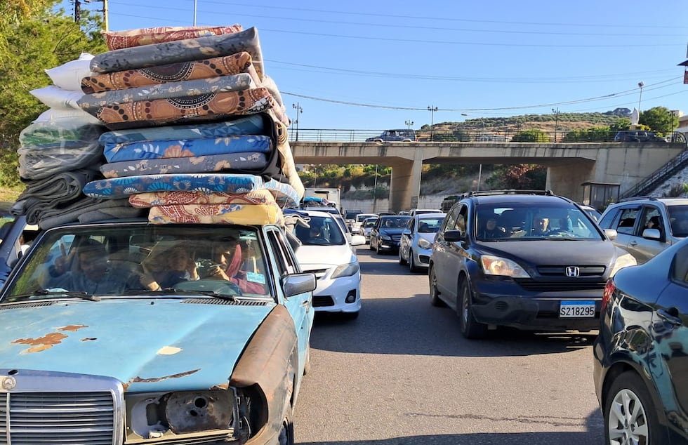 Decenas de coches colapsan  una carretera que va hacia el sur, en Beirut.