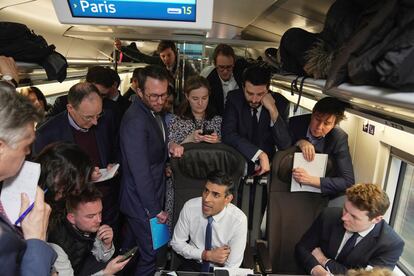 El primer ministro británico, Rishi Sunak, conversa con los periodistas en el tren dirección a Francia. 
