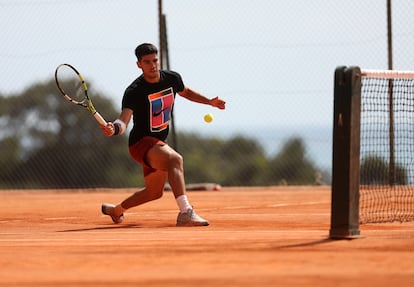 Alcaraz, en la sesión de entrenamiento del lunes en Montecarlo.