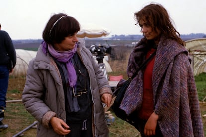 Agnès Varda y Sandrine Bonnaire durante el rodaje de 'Sans toit ni loi' el 20 marzo de 1985, en Francia.