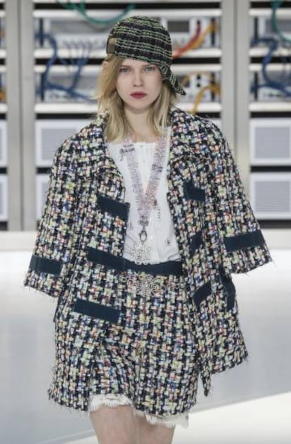 Uno de los diseños presentado por Karl Lagerfeld en su último desfile para Chanel. Una nueva vuelta de tuerca a la legendaria chaqueta de la casa francesa.