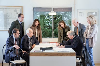 Maestrantes en el estudio del arquitecto Rafael Moneo, en Madrid. A la izquierda, sentados, Rafael Benjumea y Carlos Espinosa de los Monteros. De pie a su lado, Ignacio Herrera e Isabel Pascual de Quinto. Frente a ellos, Cristina Parias Halcón, Rafael Atienza (de pie), Anna Gamazo y Moneo.