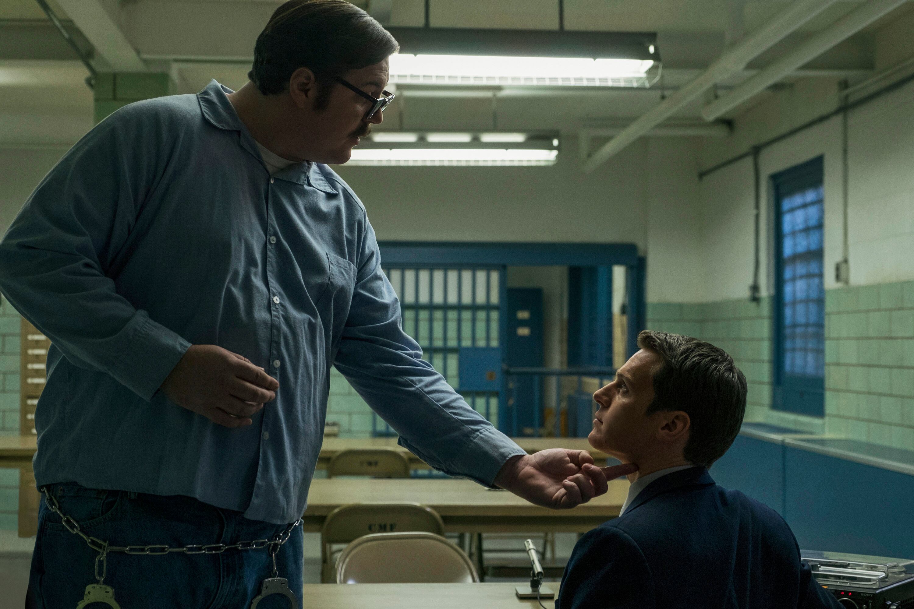 Cameron Britton como el asesino en serie Ed Kemper y Jonathan Groff, en la primera temporada de 'Mindhunter'.