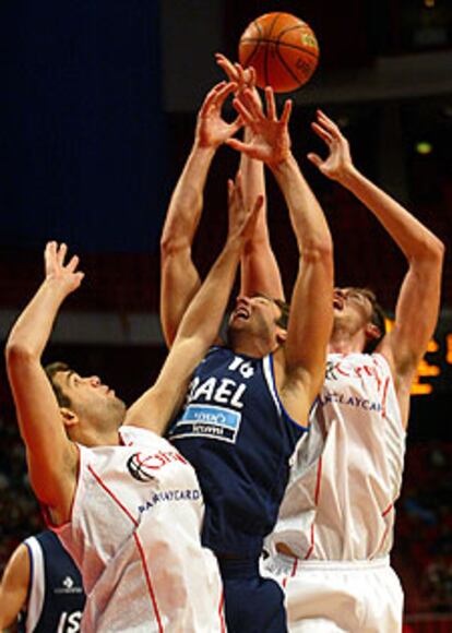 Calderón y Gasol luchan por un rebote con Green.