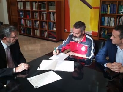 Gordillo (centro) firma su renuncia al escaño junto a Gracia y Castro.