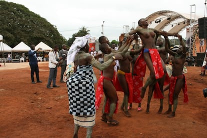  Una de las actuaciones que más atrajeron la atención de los visitantes y periodistas durante el festival el pasado octubre fue la danza tradicional de las mujeres desnudas. Según las creencias del pueblo brong, si una mujer se desnuda frente a otras personas es capaz de lanzar un hechizo con su cuerpo. Los brong se consideran un matriarcado porque el reinado se hereda por vía materna, es uno de los hijos varones de la hermana del rey el que sucederá a este en el trono y es la reina madre quien decide cuál de todos los pretendientes será. Las mujeres mandan mucho, aseguran los eruditos de esta cultura, pues son ellas quienes toman las decisiones y los hombres las ejecutan. Las mujeres, no obstante, no pueden tener vida pública, más allá de reivindicarse a través de sus danzas y usando la desnudez como arma.