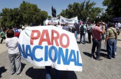 En la imagen, un manifestante que sostiene un cartel durante una huelga. EFE/Archivo