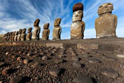 Hilera de 15 moáis en Ahu Tongariki (isla de Pascua, Chile).