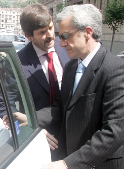 Roberto Cearsolo (derecha), con su abogado, saliendo del juzgado.
